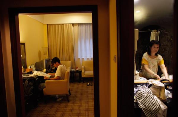 angay'da Zheng Dong (solda) snav yerine yakn bir otelde ders alyor. Pekin'de 1700'den fazla taksi ofr ehirdeki rencileri snava gtrmek iin cret talep etmiyor.