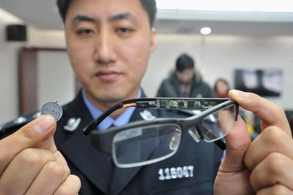 Gizli kameral bir gzlk ve ok kk alcs olan bir bozuk para