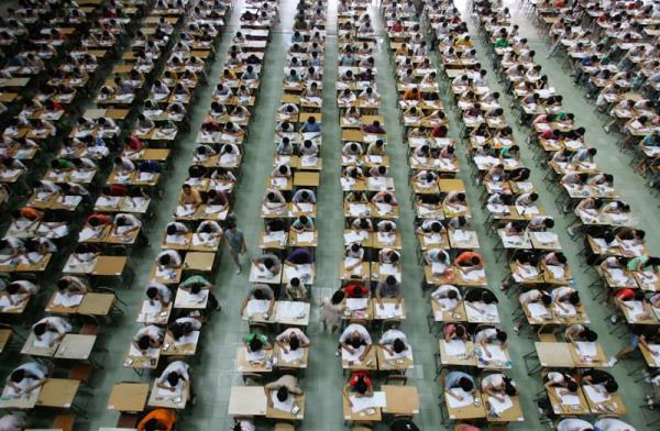 in'de,7 ve 8 Haziran tarihlerinde gerekletirilen Ulusal niversite Giri Snav'na (Gaokao) bu yl yaklak 9.8 milyon lise rencisi katld.ki gnlk bir snava verilen ar nem, lkedeki baz retmenler tarafndan olduka eletiriliyor. nk kendilerine tek bir snav seenei sunulan rencilerin zerindeki bask hayli ar. Gaokao ayn zamanda bask ve kt snav sonular gibi etmenler yznden in'de artan intihar oranlaryla da ilikilendiriliyor.
