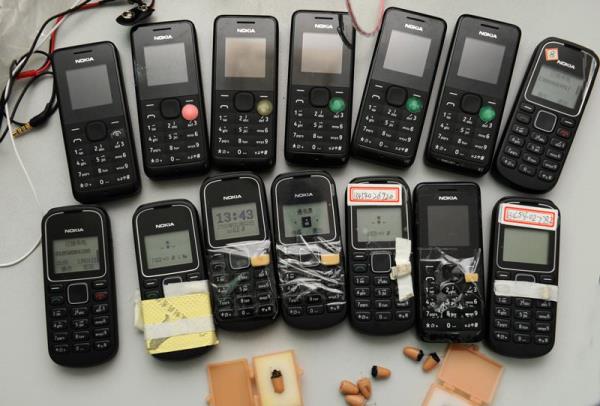 Polis tarafndan ele geirilen cep telefonlar ve alclar. Eitim Bakanl hile yaparken yakalanan rencilerin, 1 ila 3 yl kadar snava bavuru haklarnn elinden alnacan aklad.