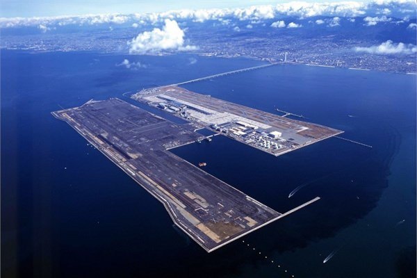 <br><b>1. Kansai International Airport</b></br>  Japonya'da havaliman yapacak byk bir alan bulunamad iin Japonlar 20 milyar dolara bu havalimann ina etti. 1987'de inasna balanan havaliman 1994'te tamamland. ABD'li mhendisler, bu havalimann milenyumun antlarndan biri olarak tabir ediyor.