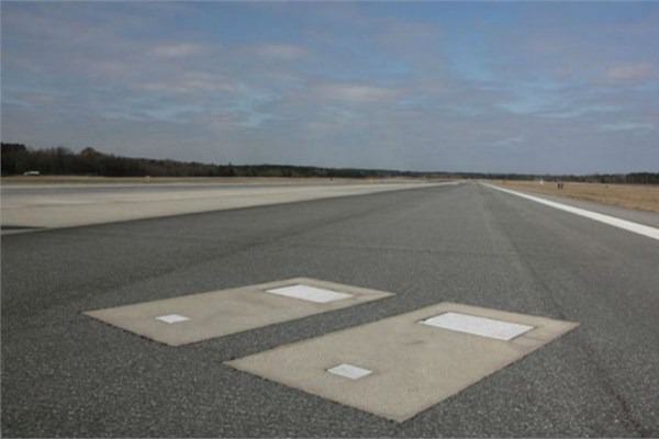 <br><b>9. Savannah/Hilton Head International Airport</b></br>  nceden mezarlk olarak kullanlan bu havaliman, 2. Dnya Sava'nda havalimanna dntrlm ve btn mezarlar tanm. Bu alann sahipleri olan ve 1880'lerde hayatn kaybeden Catherine ve Richard Dotson iftinin mezar talar ise uaklarn ini pistine yerletirilmi.