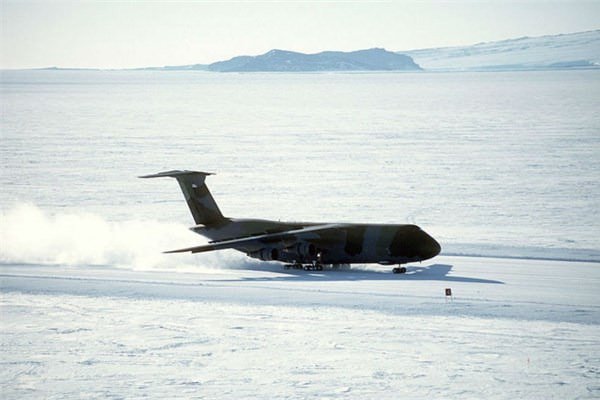 <br><b>8. Ice Runway</b></br>  Antartika'daki bu havalimannn taban tamamen buz kapl. Antartika'daki McMurdo Station'da alan binin zerindeki bilim adamna ise erzak tanmas gerekiyor. Ancak yaz aylarnda buzlarn erimeye balamas uaklarn arln kaldrmada zorluk yaatyor.