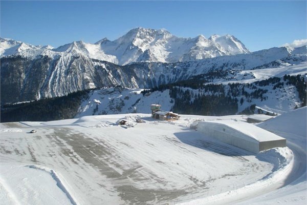 <br><b>2. Courchevel Airport</b></br>  Bu tehlikeli havaliman lks denince akla ilk gelen k tatillerinden Fransz Alp'lerindeki Courchevel'e gitmek iin kullanlyor. Havaliman lks deil ancak ok tehlikeli...