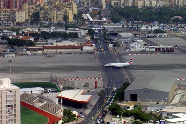 <br><b>3. Gibraltar International Airport</b></br>  Gibraltar International Airport ile spanya'y birbirine balayan bu anayol, ini pisti olarak da kullanlyor. Uak inie getii zaman otoyoldaki aralar 10 dakika kadar bekletiliyor.