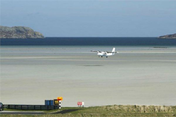<br><b>5. Barra Airport</b></br>  Tropikal adada beyaz kumla kapl sahil, uaklara ini pisti grevi yapyor. Tabii ki sadece sular ekildii zaman.