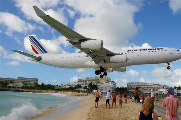<br><b>10. Princess Juliana International Airport</b></br>  Bu havalimanna ini yapan uaklar Maho Beach'te gnelenen tatilcilerin ok yaknndan geerek ini yapyor.