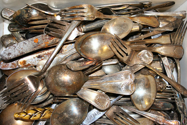 Ayn ekilde gm eyalarnz suyla macun haline getirdiiniz karbonat ile ovarsanz, rengi alp parlayacaktr.