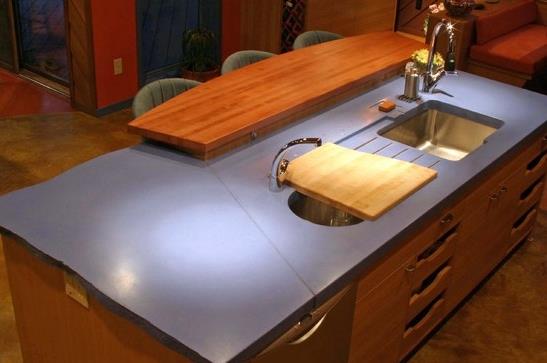 Mutfak tezghnzn mermerlerini ve fayanslarn limonlu karbonat ile ovun ve durulayn. En gzel temizleyicidir. Kimyasal deterjan kalnts kalmad iin zerine meyve- sebzelerinizi, ekmeinizi rahatlkla koyabilirsiniz.