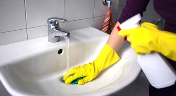 Kirli lavabolarnz iin krem deterjanlar yerine limon ve karbonat kullann. Lavaboya karbonat dkp limonla ovun. Hem kirlerin kaybolduunu hem de parladn greceksiniz.