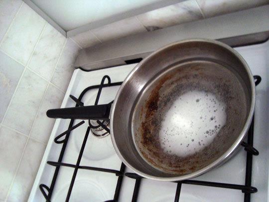 Dibi tutan tava ve tencerelerinize akamdan karbonat dkp, scak su ilave edin. Sabah temizlerken zorlanmayacaksnz.