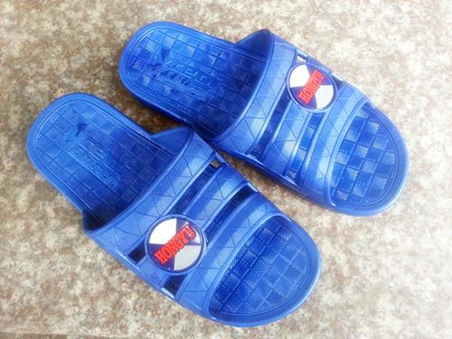 Banyo terlikleriniz ister tahta ister plastik olsun zerine karbonat dkn ve yle du aln. Hem terlikleriniz hem de ayaklarnz rahat edecek. Bu yolla tahta takunyalarnzn mr uzayaca gibi kimyasal temizleyiciler, cildinizden uzak tutmu olacaksnz.