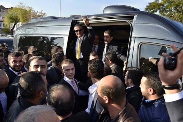 <b>Gnllerde Birlik Vakf&#8217;nn ziyareti ncesi... </b><br>  <p>Snr tesine asker yollamayla ilgili dncelerini de MHP&#8217;ye fkesini de buradan paylayor. Yorumlarda hayranlar <b>&#8220;Sana kar saldr iine girecek cahil, lkc deil trkc bile olamaz&#8221;</b> diye destek veriyor. <b>&#8216;Reis&#8217;</b>, cmlesini hep ayn ekilde noktalyor:<b> &#8220;Bir umuttur yaamak!&#8221;</b>