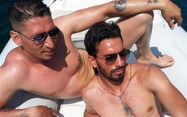 <p><b>SAHTE SMLE PROPAGANDA</b><br>  Mafyayla bark lkelerden talya&#8217;da yeni yeni gruplar ortaya karken, propaganda yine sosyal medya zerinden yaplyor. 28 yandaki Palermolu Domenico Palazzotto, teknesinde gnelenirken, lks restoranlarda yedii yemekleri &#8216;hayranlar&#8217;yla paylayor. ok sayda da vg alyor. Bunlarn bir blm, onun rgtne katlmak isteyenlerin mesajlar.