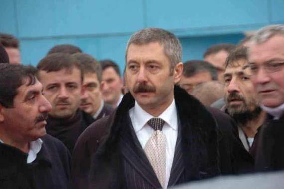 Ve merak edenler iin yle bir ibare var: &#8216;Soran olursa Sedat ahin orijinal fan yaynlad dersiniz.&#8217; Adna alm dier sayfalar bu fotolar izinsiz kullandnda tepki veriyorlar. Sayfada, &#8220;Dalndan den yaprak, rzgrn oyunca olur&#8221;, &#8220;Bazen gitmek gerek. Nedeni, niini, niyesi olmayan bir gidi. Dnmek mi, nasip&#8221; trnden zl szler de yine ahin&#8217;in fotoraflarnn zerinde yer alyor. Ancak Sedat ahin adl sayfa dierlerininki kadar aktif deil.