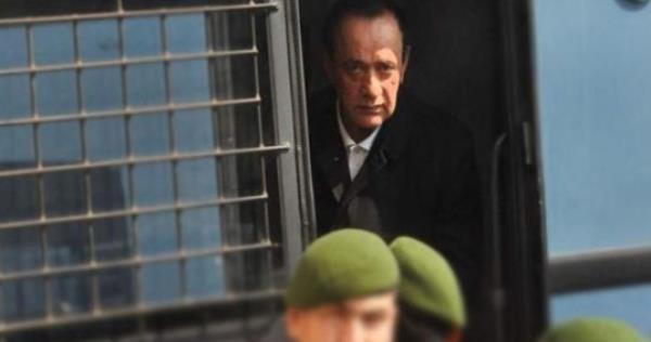 <p>Polis kameras kayttayd.<br>  akc, Nuri Ergin&#8217;den ve vey olu Onur zbizerdik&#8217;ten korunuyordu. nk yllar nce eini, yani Uur akc&#8217;y olu Onur zbizerdik&#8217;in gzlerinin nnde ldrtmt. <br>  Alaattin akc mahalleye girdi, yzlerce kii, <b>&#8220;Trkiye seninle gurur duyuyor&#8221; </b>diye slogan atyordu. Adna alm Facebook sayfasndan bu karlamann sinyalleri verilmiti.</p>