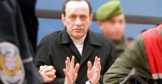 Ayn gn... Saat 12.50...<br>  1998 ylndan bu yana cezaevinde olan 1980&#8217;li ve 1990&#8217;l yllarn<b> &#8216;lkc baba&#8217;s </b>Alaattin akc, Atatrk Havaliman&#8217;nda uaktan indi. Elleri kelepeliydi. <br>  Mahallesinde tm atlara keskin nianclar yerletirildi.</p>