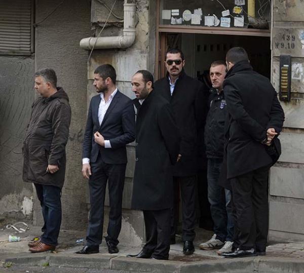 <p>Cezaevinden 6 saat izinli kan Alaattin akc,salk sorunlar yaayan annesini hem polishem de kendi adamlar tarafndan geni gvenlik nlemi altnda ziyaret etti.</p>