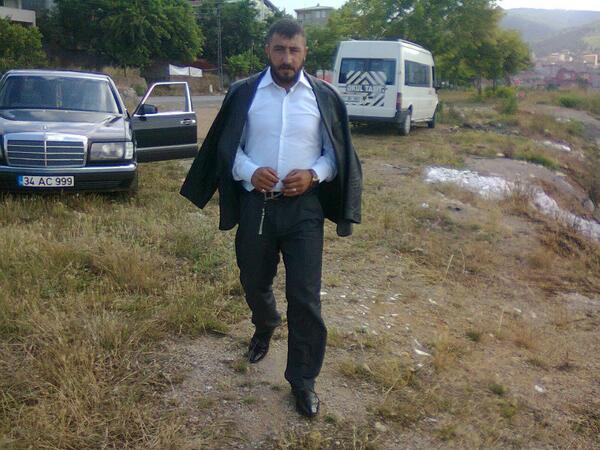 Kenan Yayla, nam dier Bingll Kenan 30 yanda. stanbul Sultanbeyli&#8217;de adamlaryla birlikte silah zoruyla esnaftan hara toplad iddia ediliyor. Sosyal medyada filizlenen &#8216;zamane mafyas&#8217;, kendini belinde silah, tespih, atk ve Sedat Peker&#8217;e benzeyen fotoraflarla tantyor. Videolar yaymlyor. &#8216;Bingll Kenan Kimdir&#8217; balyla tantm filmi bile var. Sadece Twitter&#8217;daki tek hesapta takipi says 159.797. &#8216;Senin kaybolan karakterini Mge Anl bile bulamaz pileyboy ocuk&#8217;, &#8216;Kafasna acmadan sklacak adamlar adam olmu bilader&#8217;, &#8216;Hayatmz olmu ekn be bilader&#8217;, &#8216;Senle fayili mehul cinayetler ileyelim prenses&#8217;, &#8216;Beni tehdit etmek krebe oynamaya benzer, oyun bittiinde ebe...... grrsn&#8217; gibi tweet&#8217;ler atyor, ne demek istediini anlamak pek de mmkn olmuyor. Facebook&#8217;ta ise zl szlerini tespihli fotorafnn altna ilitiriyor: &#8220;Tek bir yalan daha syleme. Neden biliyor musun? nk skarm.&#8221;