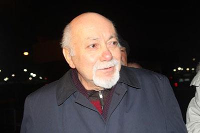 Onlarn deyimiyle &#8216;namlarnn yrmesine&#8217;, moda deyile &#8216;PR almasna&#8217; ihtiya duydular. Kabadaylar televizyon ve internetin olmad dnemlerde gazete rportajlaryla gndeme gelirlerdi. Mario Puzzo&#8217;nun &#8216;Baba&#8217; kitabnn film olmasndan sonra mafya diye anlmaya baladlar. Kabadaylar mafya szcn iddetle reddederler. Sosyal medya her trl maniplasyona ak ve bizim gibi lkelerde devletin ok sk denetledii bir ortam, bu bakmdan bir &#8216;tehlike&#8217; sz konusu deil. Tehlikeli olan sosyal medyay kullanmalar deil, bu kiilerin devletle, daha da kts derin devletle olan ilikileridir. Kabadayln esas dmanlar uzlatrma demek olan &#8216;racon kesme&#8217;ye  dayanr. Bu anlamda kabadaylk artk tarihe karmtr.