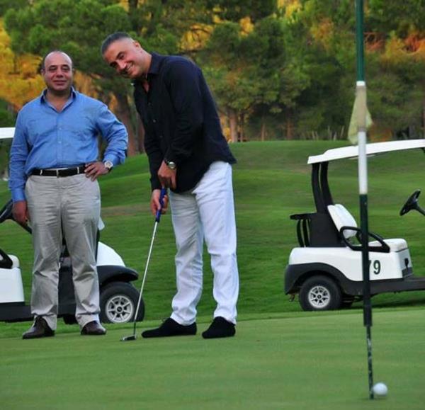 <b>Antalya Belek&#8217;te Kurban Bayram tatilinde golf oynarken...</b></p>  <p>Bazen Antalya&#8217;da golf oynarken fotoraf koyuyor, bazen adamlaryla antik kenti ziyaret ediyor. Uakta <b>&#8216;Bakann Tm Adamlar&#8217; </b>gibi pozlar veriyor, ehir ehir dolap, halk bazen lkc, bazen Rabia selamyla selamlyor. zel gecelere katlyor, etraf sanatlar, spor adamlar tarafndan <b>&#8216;saygyla&#8217; </b>sarlyor.