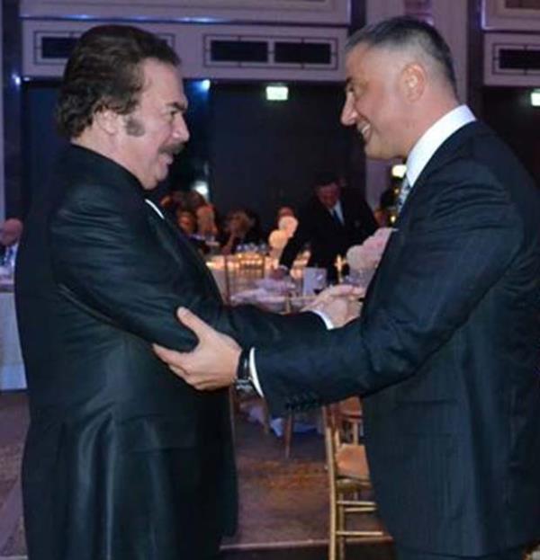 <b>Bu yl dzenlenen Mekn Oscarlar dl treninde pek ok sanatyla ekilmi fotoraftan sadece biri. Sedat Peker, Orhan Gencebay ile sohbet ederken. </b></p>  <p>Programn bir gn nceden ilan ediyor, pek ok kiinin ona elik etmesini salyor. Abdullah atl&#8217;y anma trenine de gidiyor, Muhsin Yazcolu&#8217;nun mezarn ziyarete de...