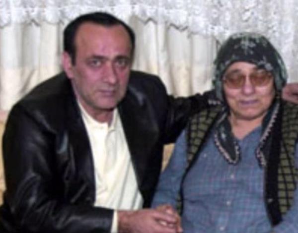 <p><b>Alaattin akc&#8217;nn ziyareti sonras annesiyle fotoraf yine sosyal medyada paylald. </b><br>  Cezaevindeki Alaattin akc&#8217;nn bu gnderilerden ne kadar bilgisi olduu ya da szlerin ne kadar kendisine ait olduunu bilemeyiz ama kimsenin kendi kendine bu tr yazlar yazacak cesarette olamayacan tahmin edebiliriz. akc&#8217;nn 5 ayr davadan 51 yl 5 ay cezas bulunuyor. </p>