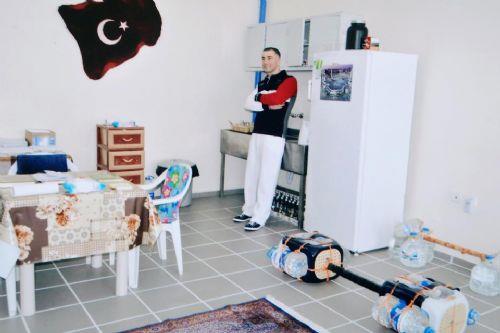 2005&#8217;te Kelebek Operasyonu ile tutuklanp, 14 yl hapis cezasna arptrlan ve son olarak 2013&#8217;te, Ergenekon davasndan 10 yl hapse mahkm olan Sedat Peker paylamlarna cezaevindeyken balad. &#8216;eri&#8217;den spor yaparken, avluda gezerken fotoraflar paylat. 2014&#8217;te zel yetkili mahkemelerin kararlarna ilikin yasa deiikliiyle 5 yl akn tutukluluk hali gz nnde bulundurularak tahliye edildi. imdi bir siyaseti gibi davranyor. Binlerce kii onu adm adm takip ediyor. zl szlerinde, &#8220;Benim iddetle ilgili hesabm ok eski tarihlerde bitmitir&#8221; diyor.