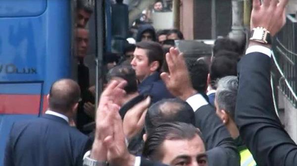 Facebook&#8217;ta Alaattin akc adyla alm drt ayr hesap var. Hayranlar ve akrabalar tarafndan ynetildii iddia ediliyor. Paylamlarn birounda onlarn deyiiyle birilerine srekli &#8216;ayar&#8217; veriliyor. Hedefteki isimler genellikle siyaseti, zellikle de Cumhurbakan oluyor. Cmlelerine &#8220;Recep Tayyip Erdoan&#8217;n makamna asla bir szm olamaz, o makam milletin namusudur&#8221; diye balyor ama hakarete ve tehdide varan cmlelerle bitiriyor.