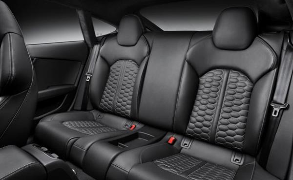 Audi, daha sert RS Sport sspansiyonu ve Dinamik Sr Kontrol'n (DRC) haval sspansiyona bir alternatif olarak sunuyor. RS7'de elik yaylar ve birbirine ya hatlaryla ve birer merkezi valfle balanm ayarlanabilir amortisrler kullanlm. Audi drive select'e entegre edilebilen bir dier seenek de kademesiz direksiyon oranlarna sahip dinamik direksiyon.