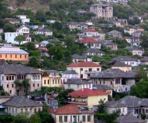 Arnavutluk'da lkede 200 bin dolar yatrm yapan iadamlar vatandalk hakkn kazanyor