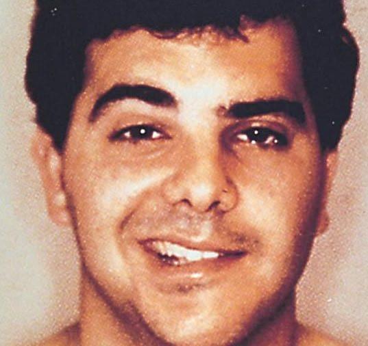 <p><b>Yz felci hzl ilerler</b></p>  Yz felcinin seyri (prognoz) genellikle ok iyidir. Ancak yz felci hzlca ilerler. Birka saat veya gn ierisinde dahi maksimum seviyeye ulaabilir. Yz felcinde ilk 3 gn en nemli dnemdir. Her hastalkta olduu gibi yz felcinde de erken tehis ve tedavi nem tar. Bu nedenle yz felci belirtileri yaayan bir hastann vakit kaybetmeden nroloji uzmanna bavurmas gerekir. Hastalarn yzde 80'i cerrahi tedaviye ihtiya duyulmadan bir ka gn veya 1 hafta iinde tamamen iyileme gsterir. Ancak hastann mevcut olan baka bir rahatszl varsa bu durum da gz nnde bulundurulmaldr. Yz kaslar iin yaplan masaj ve egzersizler tedaviyi byk lde hzlandrr.