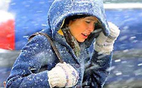 <p><b>Yz felcinin en byk nedeni souk hava</b></p>  Yz hareketlerini yapabilmek iin yz blgesindeki sinirlere beyinden komut gelmesi gerekir. Eer bu sinirlerde herhangi bir sorun yaanrsa yz felci geliebilir. Yz felci, kulak arkasndaki kemiin (temporal kemik) iinden geen yz sinirinin (fasial sinir) etrafnda dem veya enflamasyon olmas sonucunda oluur. Yz felci iin ya ve cinsiyet fark yoktur, her kiide grlebilir. zellikle souk ve rzgarl havalar bu hastala zemin hazrlayabilir. Hasta souk sebebiyle istemsizce kendini kasabilir veya korunmasz olarak darya kabilir. Bu nedenle k aylarnda yz felcinde artlar gzlemlenir. Yaplan aratrmalarda da yz felcinin en byk nedenlerinden birinin souk hava olduu belirlenmitir.