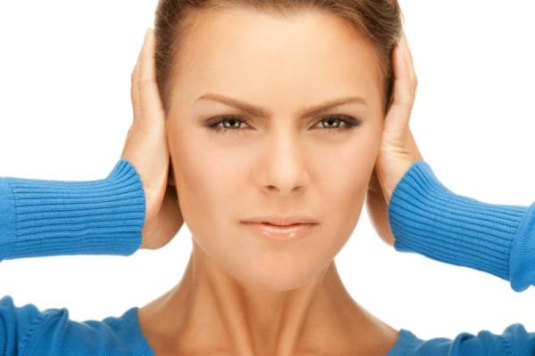 <p><b>Yz blgesi haricinde kulakta korunmal</b></p>  Yz felci bazen, kulak-boaz enfeksiyonlarndan sonra ya da souk ve rzgara maruz kalnan tarafta da oluabilir. Souk, kulan arkasndaki kemiin iinde bir dem yani sv birikmesine ve iltihaplanmaya sebep olur. Bu durumda ayn tarafta yz felci ile sonulanabilir. Toplumuzda yz felcine en sk rastlanma sebebi de kulakta oluan bu iltihaplanmadr. Bu duruma bell paralizisi ad verilir. Ani scak-souk hava deiimleri ve nem de yz felcini tetikleyebilir. Ar scak bir ortamdan souk bir alana kldnda yz bu durumdan olumsuz etkilenebilir. Bu sebeple yz blgesini korumak olduka nem tar.