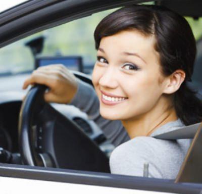 <p><b>Arata cam ak gitmek, terli olmak sakncal</b></p>  Arata cam akken seyahat etmek ya da ara kullanmak yz felcine zemin hazrlayabilir. zellikle terliyken yzn direk olarak rzgar ve cereyan ile temas etmesi bu durumu kolaylatrr. Ayn risk ara iinde klima akken seyahat ederken de geerlidir. Uzun sre souk havaya maruz kalmak yz felci riskini artrabilir. Bu nedenle araba camlar uzun sre ak braklmamal, klima alacaksa da yz blgesine ynlendirilmemelidir. Ayrca ar souk havalarda kulaklar ve kulak arkasndaki kemii korumak da ok nemlidir.