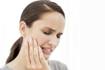 Yz felcinden korunabilmek iin sadece yz blgesini deil, kulan arkasndaki kemii de korumak gerekir. nk bu kemiin iinde oluan dem sebebiyle yz felci oluur. Souk havalarda kaln giyinerek, kakol veya eldiven takarak beden korunabilir ancak yz blgesi iin bu durum daha farkldr. Yz blgesi direk olarak havayla temas ettiinden dardan gelen herhangi bir mdahaleye kar daha hassastr. Bu nedenle yz felci en ok souk havay sever ve kendini iyi koruyamayan kiileri seer.