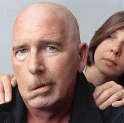 <p><b>Her kiide ayn derecede kendini belli etmeyebilir</b></p>  Yz felci olan bir hastada en belirgin bulgu yzdeki kaslarn almamas, kulak arkasnda beliren ar ve uultudur. Yz felci her kiide ayn derecede kendini belli etmeyebilir. Baz hastalarda hafif derecede olabilir. Bu tip hastalarda kiinin yznn bir tarafndaki mimik ve kaslarda hareketsizlik olur. Hasta ayn taraftaki gzn kapatamaz, duda salam tarafa kayar, slk almakta zorlanr ve salglar gzlemlenir. Yz felci olan blgede, dilin yarsnda tat duyusu da kaybolabilir. Hastaln daha ar seyrettii durumlarda ise; yeme ve imede zorlanma, konumada bozukluk, ar sese duyarl olma, gzyanda ve tkrk salgsnda belirgin derecede artmalar grlebilir. Ayrca istemsizce gz kapamak-krpmak, kalar oynatmak da dier belirtilerdir.