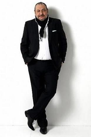 <br>-Efenim Prens Charles'n mslman olduunu sylyorlar. Peki ama yle bir adamdan mslman olur mu?</br>  -Olur tabi neden olmasn?  <br>-Ama efenim nasl olur?</br>  -Reha Bey siz mslman msnz?  <br>-Tabi mslmanm efendim.</br>  -Siz namaz klyor musunuz?  <br>-Hayr.</br>  -Oru tutuyor musunuz?  <br>-Hayr.</br>  -ki iiyor musunuz?  <br>-Evet.</br>  -E sizden nasl mslman oluyorsa, ondan da en az sizin kadar mslman olur.