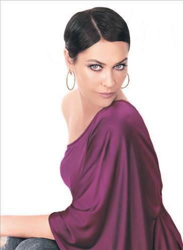 Hlya Avar: "Hi aynaya baktn m? Sende popstar hali var m?"  <br>Ajdar: "Aynaya deil ama size baknca kendimi baya star gibi hissediyorum."</br>