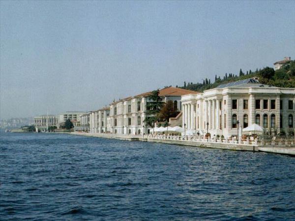 Galatasaray Lisesi'nin enliinde okulda tuvalette bir stanbul Erkek Liseli ile bir Galatasaray Liseli pisuvarda tuvalet ihtiyalarn gidermektedirler. leri bittikten sonra Galatasarayl lavaboda elini yikarken direk kp gitmeye ynelen stanbul Erkekli'ye alayc bir tavrla:  <br>- Sizin okulda tuvalet ihtiyacn giderdikten sonra elinizi ykamay retmiyorlar m?</br>  - stanbul Erkekli: Hayr, bizim okulda elimizi dedirmeden tuvalet ihtiyacn gidermeyi retiyorlar.