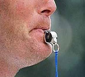 <br>80'li yllarn sonlarnda, bir Beikta-Boluspor ma srasnda hakem Beikta'n net 2 goln vermez, Boluspor'a havadan bir penalt verir. Ma rndan kmtr.</br>  Beiktallar neredeyse sahay terketmeyi dnrler. Boluspor 2. gol de atar. Metin Tekin santray yapmaz bekler. Hakem dd bir daha alar, ama Metin hala topa dokunmaz.  <br>Hakem, "Metin neden balamyorsun, bak kart kartrm" der.</br>  Metin cevap verir: "Hocam sahanza gein de balayalm"