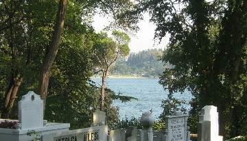 <br><b>Anadolu Yakas boaz kenarnda bir bahe:</b></br>  - (Kar tarafa doru) Olum u kardaki beyaz evler ne gzel yle, selvi bahesi de yemyeil.  <br>- Anneanne, oras Aiyan Mezarl.</br>