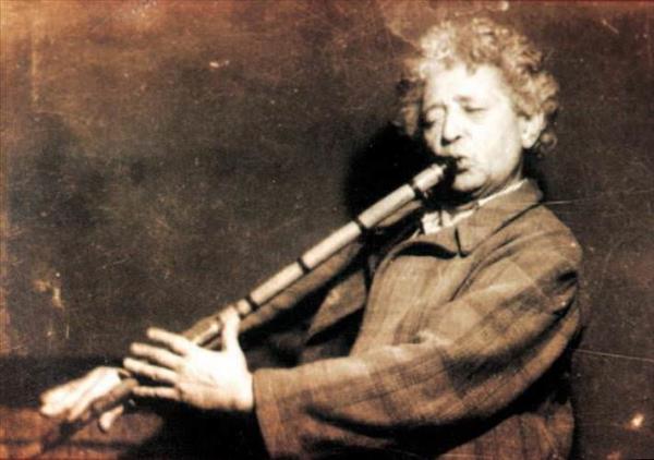 <br><b>ANLADIININ SPATI</b></br>  Tandklardan biri, yazd romann msveddelerini Neyzen Tevfik'e gstererek fikrini sorar. Neyzen beenmediini ifade edince,  <br>Adam: yi ama, der. Siz hi roman yazmadnz ki!</br>