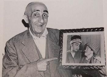 smail Dmbll sahnedeyken bir seyirci protesto etmek iin sahneye "hyar" frlatyor.  <br>Dmbll yere den hyar alp kalabala dnyor ve yle diyor: "Beyefendi kartvizitini yollam."</br>