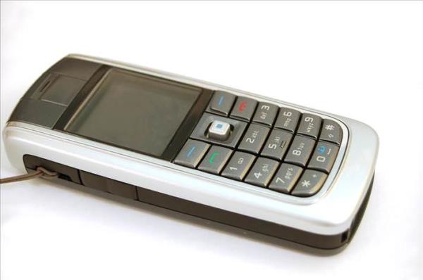 <br>Bir telefoncuya giren ocuk telefonlar incelemektedir. Glen bir yzle onu izleyen kasiyere dner ve sorar:</br>  - (Elindeki telefonu gstererek) Abi bu telefonun arj bir hafta gider mi?  <br>- Kasiyer: Srtnda bir akyle dolarsan gider.</br>