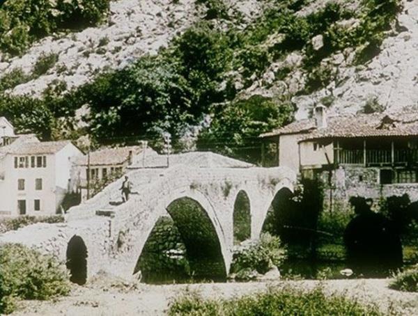 Amsterdam'daki Eye Film Institute'tan kratr Elif Rongen Kaynak'nn derledii filmler, turist rehberi niteliindeki manzara grntlerinden etnografik gzleme kadar ok farkl ve geni bir yelpaze sunuyor.