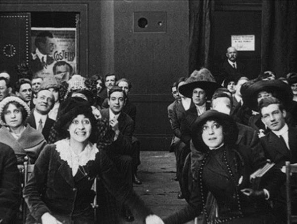 2 Aralk Sal gn,  ada Sanatlar Merkezi'nde cretsiz yaplacak gsterim, canl mzik eliinde gerekleecek ve filmleri gn yzne karan ekibin yeleri Elif Rongen Kaynak ve akademisyen Nezih Erdoan da izleyiciye bilgi verecek