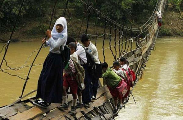 Buras Endonezya ve bu daclk eitimi deil, tamir edilmeyen bir kpr...