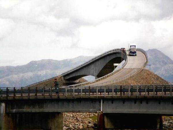 Norveli yetkililer zellikle turistlerin ok dikkatli olmalar gerektiine dikkat ektikleri yolda bugne kadar 12 byk frtnann yaandn ve yolda manzaray izleyen 70 yanda srailli bir turistin hayatn kaybettiini syledi.