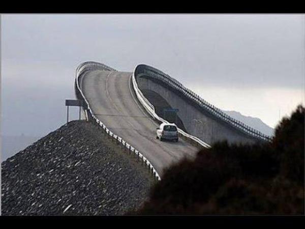 Olduka fazla turist eken blgedeki denizde de ok sayda geminin kaza yapt bildirildi.